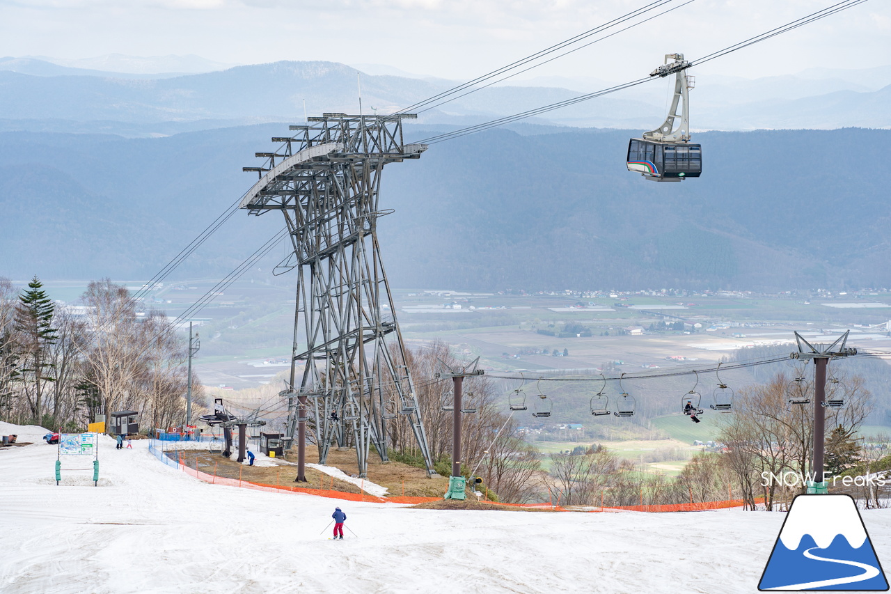 富良野スキー場｜60周年となった2022-2023シーズンの営業は、5月3日（水）まで。融雪が進む中でも懸命のゲレンデ作り…。ありがとう、富良野スキー場！